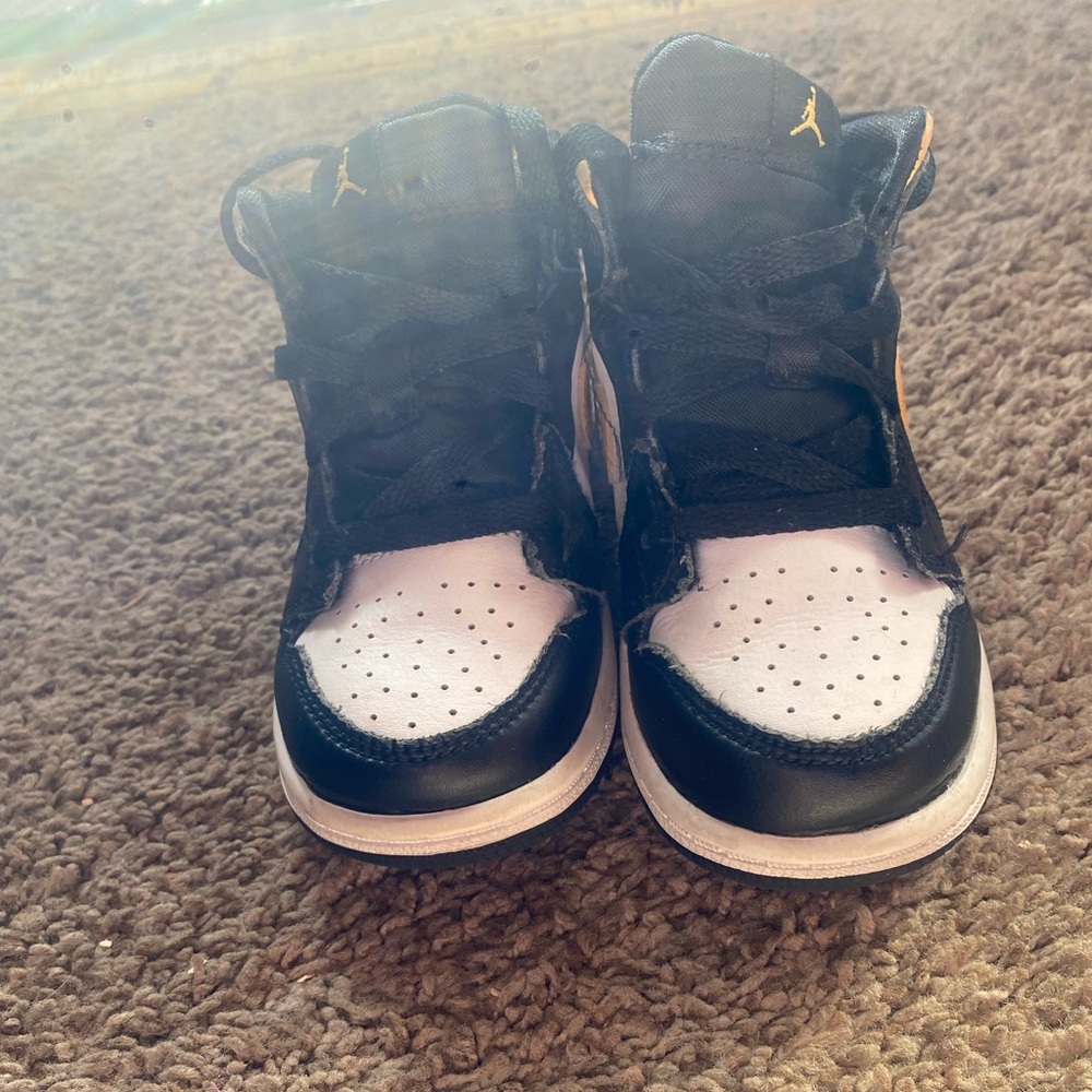 Toddler Jordan 1 Mid size 8c Color Black and Gold
